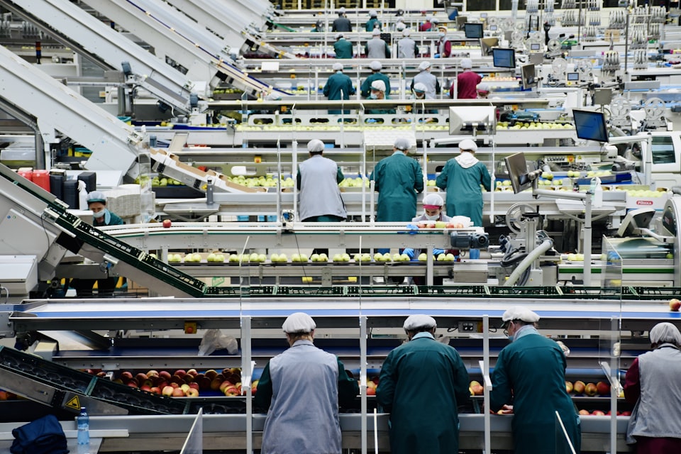 Large-scale controlled production network considered during supplier evaluation